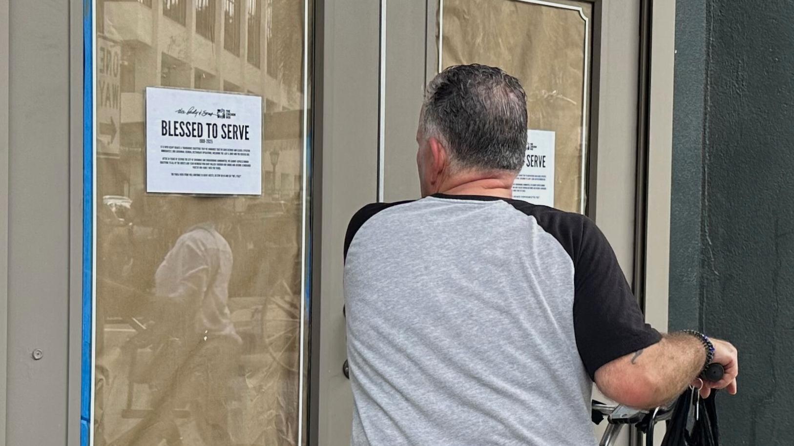 Paula Deen has abruptly closed the Savannah restaurant that launched her to Food Network fame